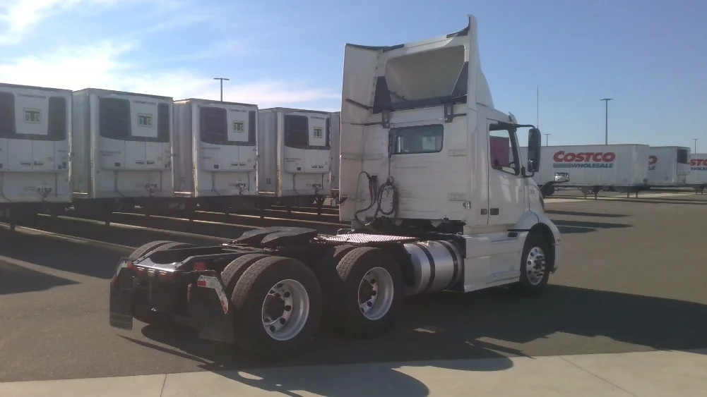 2021 Volvo VNR 640 - image 7