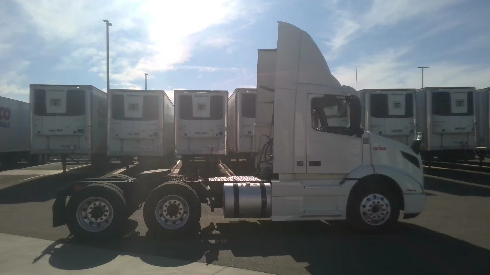 2021 Volvo VNR 640 - image 8