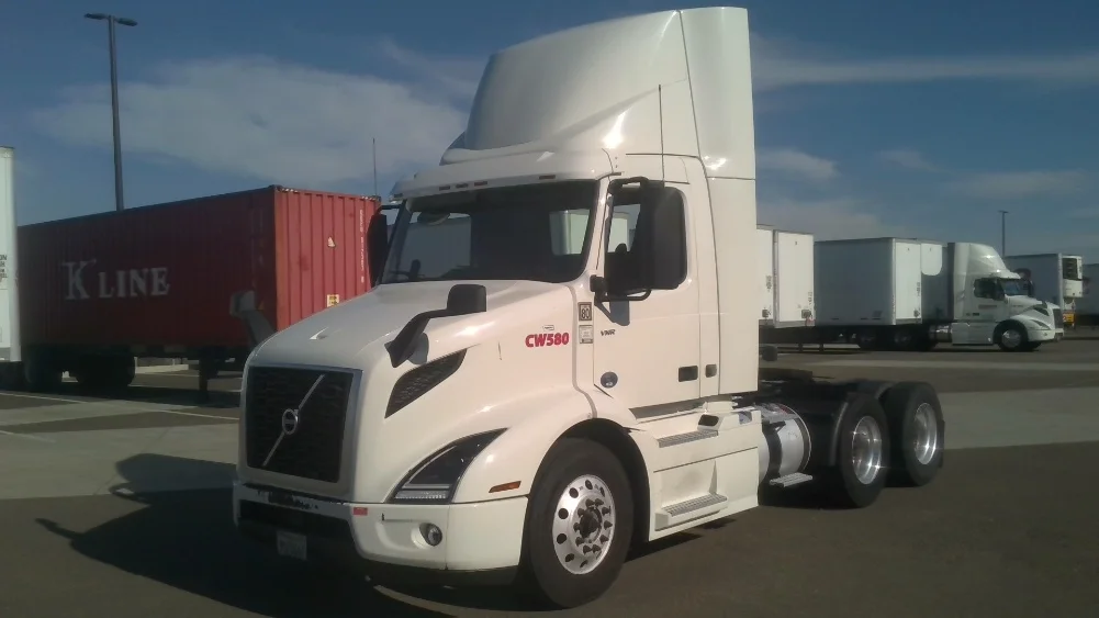 2021 Volvo VNR 640 - image 3