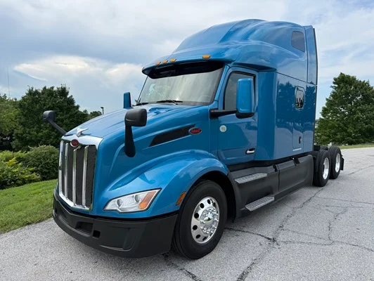 2022 Peterbilt 579 in Olathe, KS — photo 2