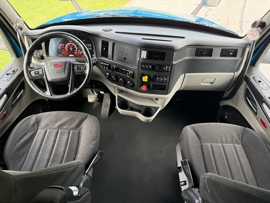 2022 Peterbilt 579 in Olathe, KS — photo 13