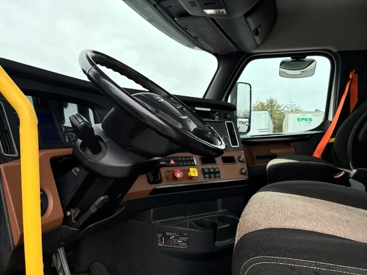 2022 Freightliner Cascadia - image 10