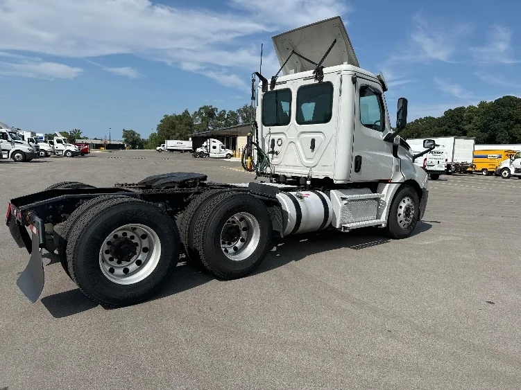 2020 Freightliner Cascadia - image 7