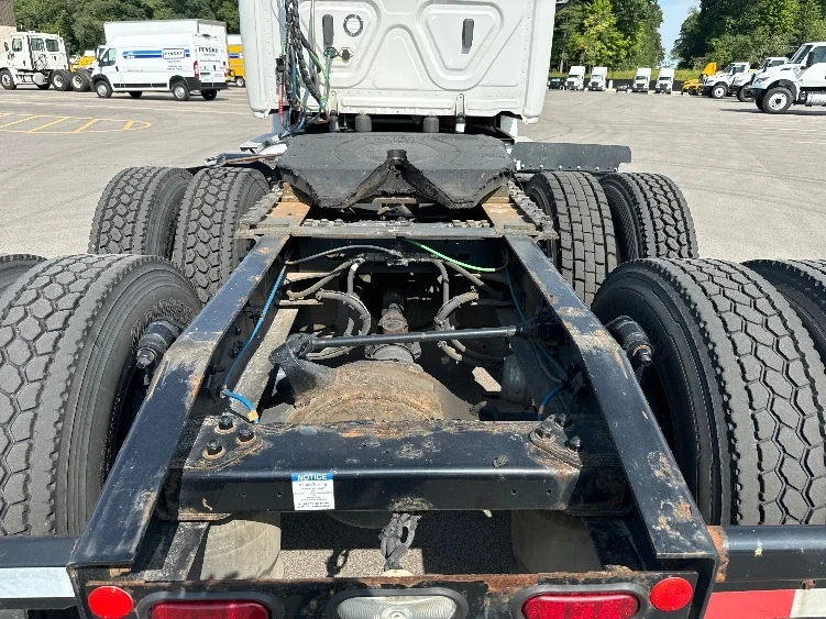 2020 Freightliner Cascadia - image 6