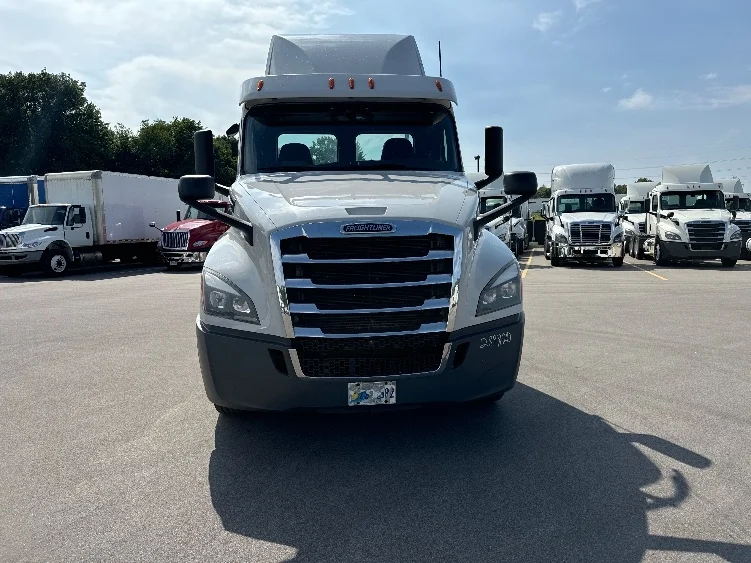 2020 Freightliner Cascadia - image 2