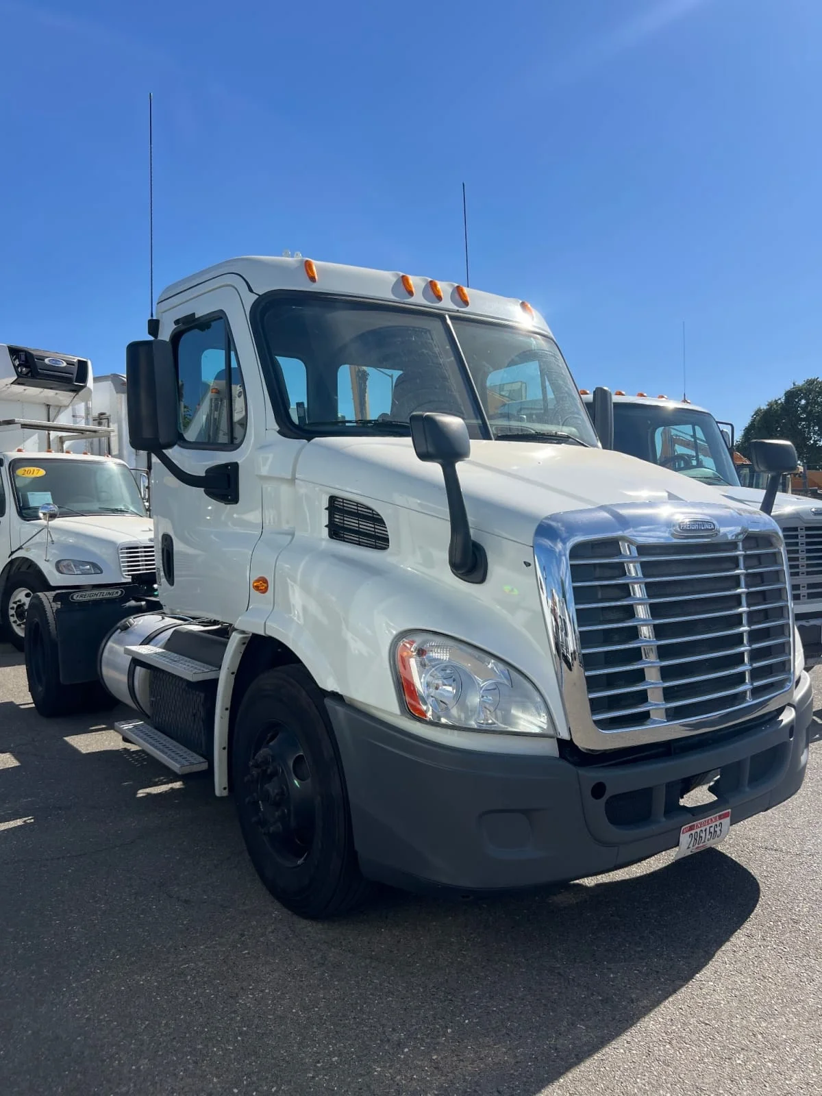 2015 Freightliner Cascadia - image 3