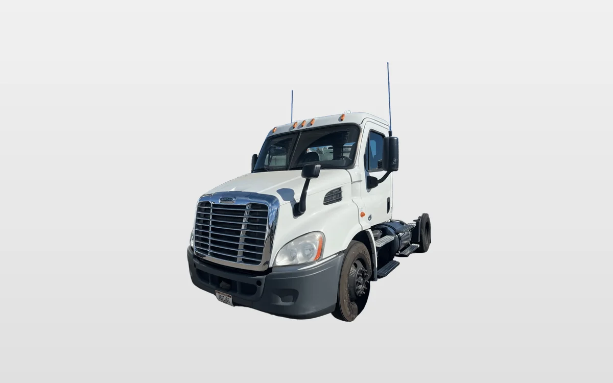 2015 Freightliner Cascadia - image 1