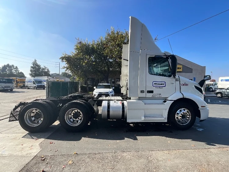 2020 Volvo VNR 640 in Chino, CA — photo 8