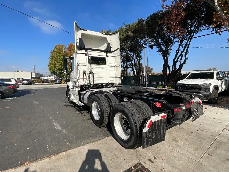 2020 Volvo VNR 640 in Chino, CA — photo 5