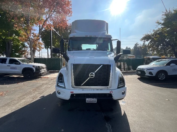 2020 Volvo VNR 640 in Chino, CA — photo 2