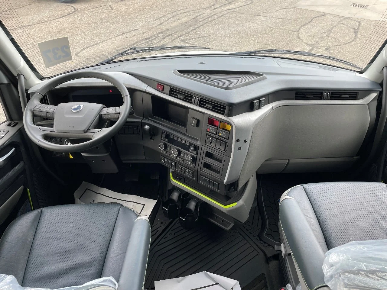 2025 Volvo VNL 660 in Byron Center, MI — photo 8