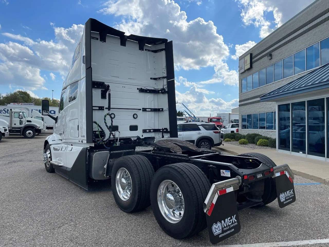2025 Volvo VNL 660 in Byron Center, MI — photo 4