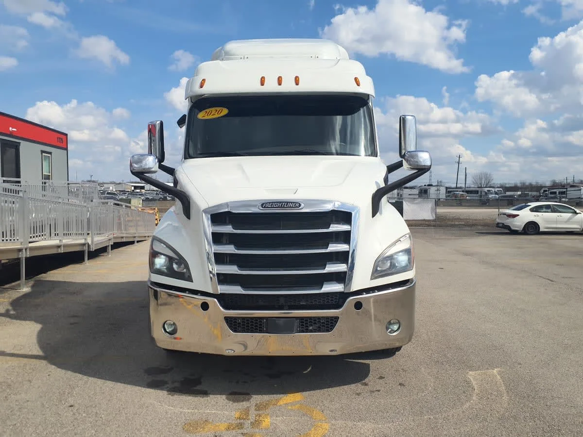 2020 Freightliner Cascadia in Clarksville, IN — photo 2