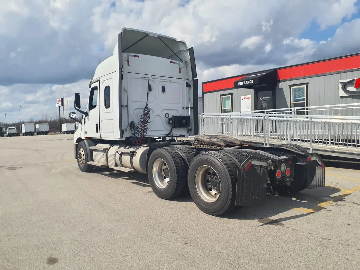 2020 Freightliner Cascadia in Clarksville, IN — photo 6