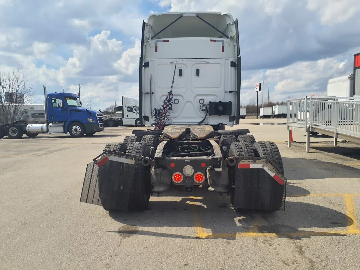 2020 Freightliner Cascadia in Clarksville, IN — photo 5