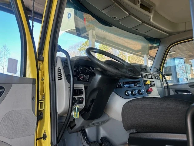 2021 Peterbilt 579 in Charlotte, NC — photo 11