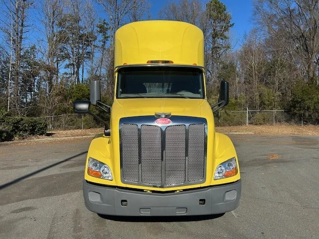 2021 Peterbilt 579 in Charlotte, NC — photo 2