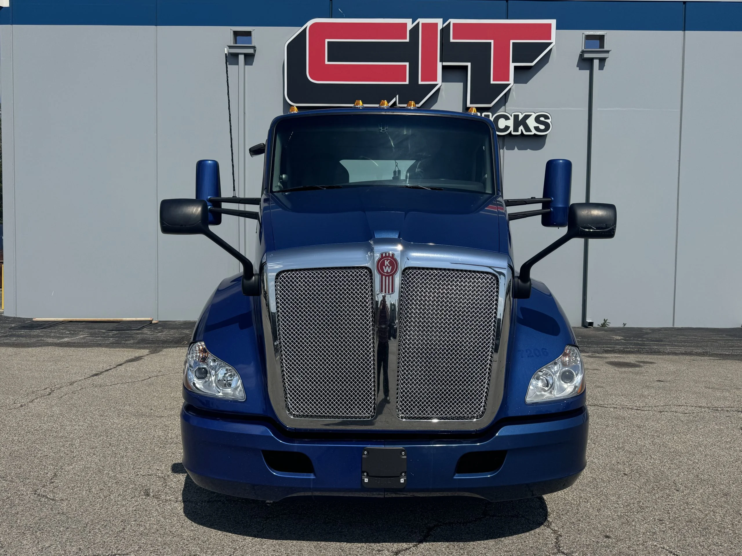 2021 Kenworth T680 in Champaign, IL — photo 4