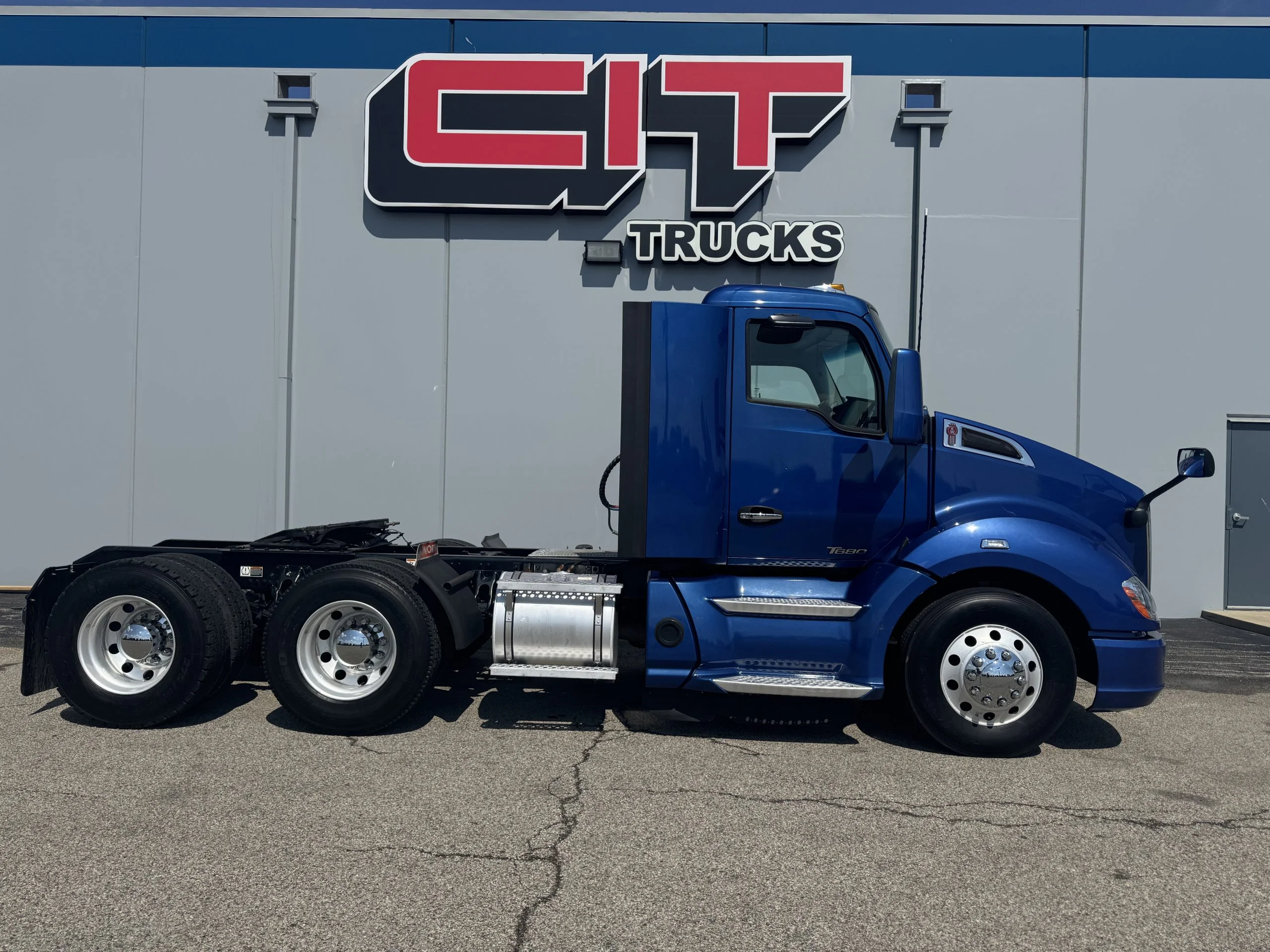 2021 Kenworth T680 in Champaign, IL — photo 6