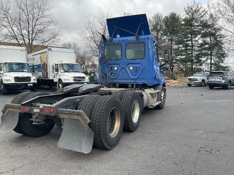 2019 Freightliner Cascadia in Capitol Heights, MD — photo 7