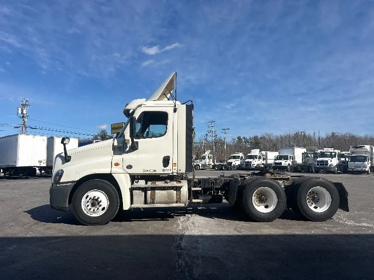 2018 Freightliner Cascadia - image 4