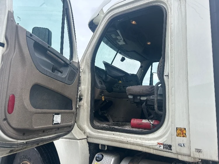 2018 Freightliner Cascadia - image 9