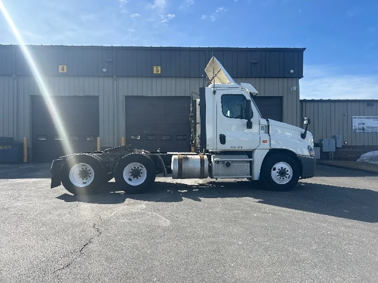 2018 Freightliner Cascadia - image 8