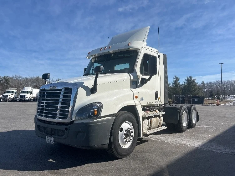 2018 Freightliner Cascadia - image 3