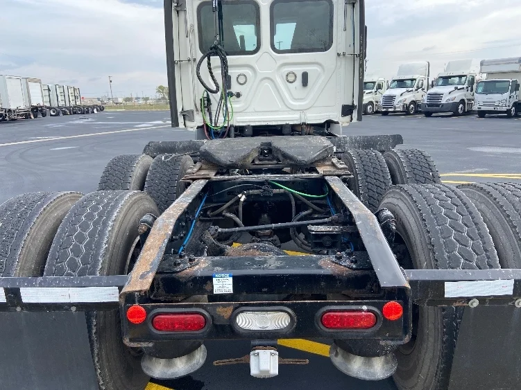 2021 Freightliner Cascadia in San Antonio, TX — photo 6