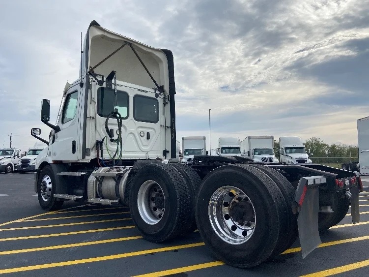 2021 Freightliner Cascadia in San Antonio, TX — photo 5