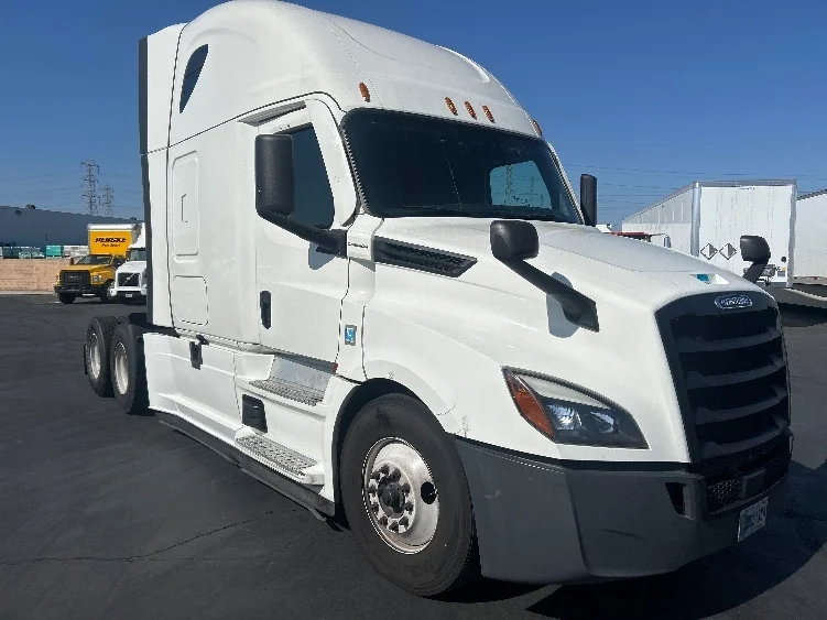 2022 Freightliner Cascadia - image 3