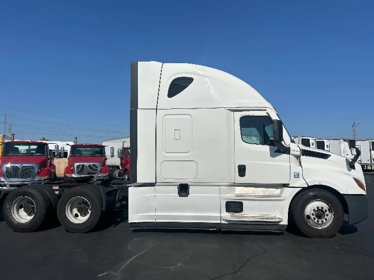 2022 Freightliner Cascadia - image 4