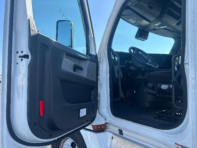 2022 Freightliner Cascadia - image 9