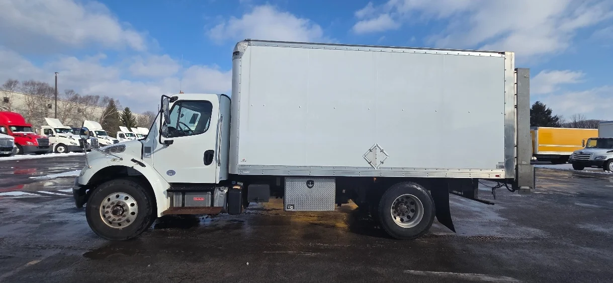 2019 Freightliner M2 106 - image 4