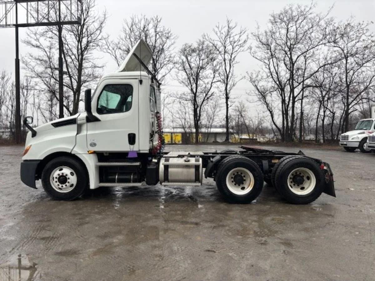 2018 Freightliner Cascadia - image 11