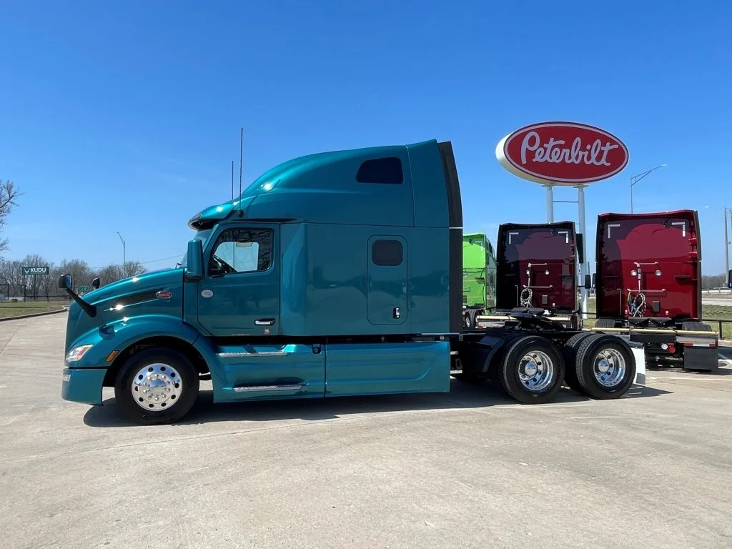 2022 Peterbilt 579 - image 2