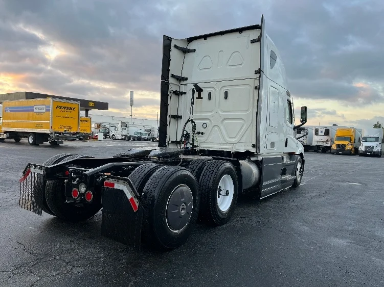 2023 Freightliner Cascadia in Torrance, CA — photo 7