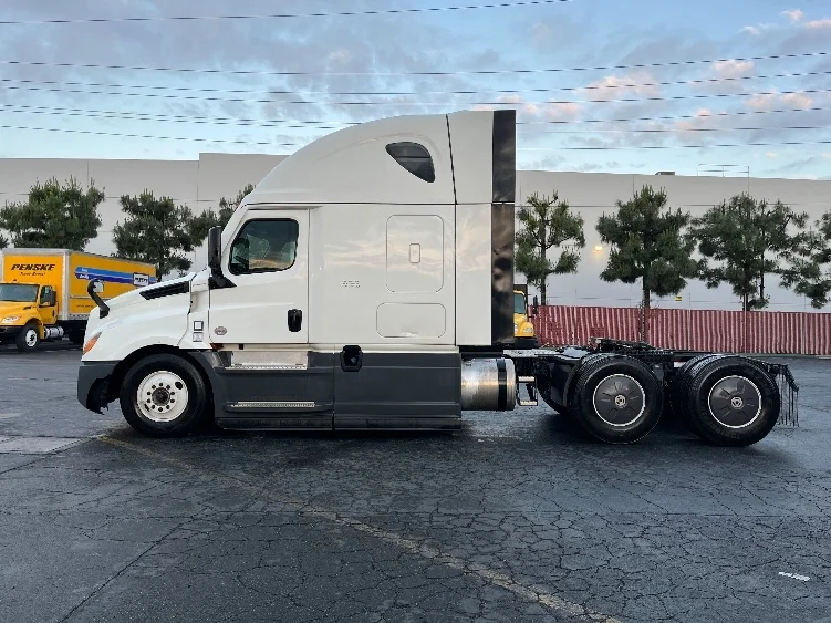 2023 Freightliner Cascadia in Torrance, CA — photo 4
