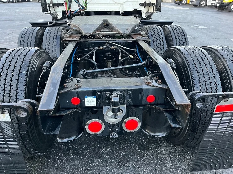 2023 Freightliner Cascadia in Torrance, CA — photo 6