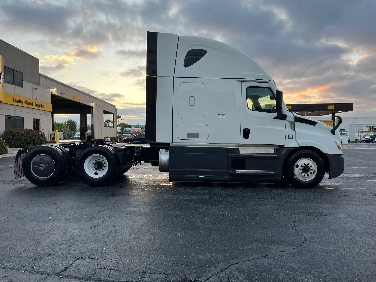 2023 Freightliner Cascadia in Torrance, CA — photo 8