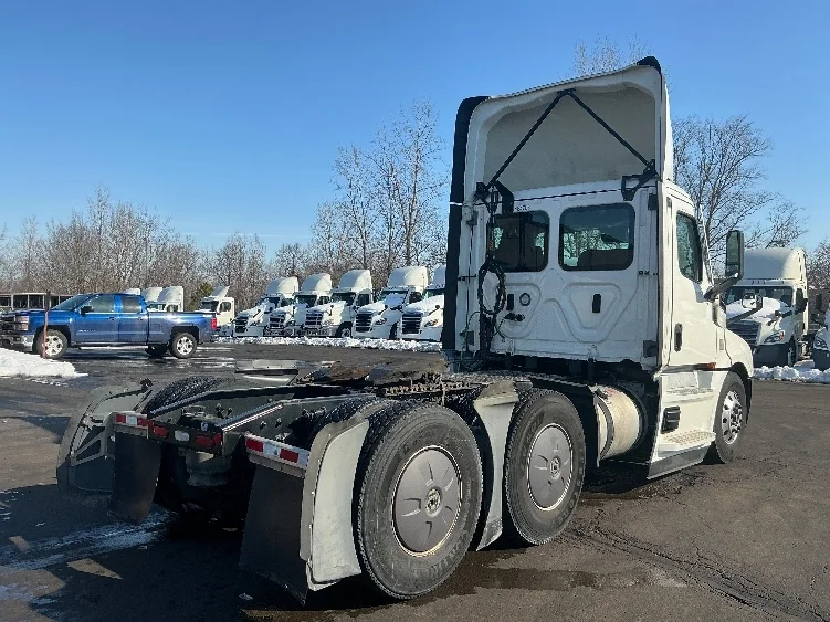 2022 Freightliner Cascadia - image 7