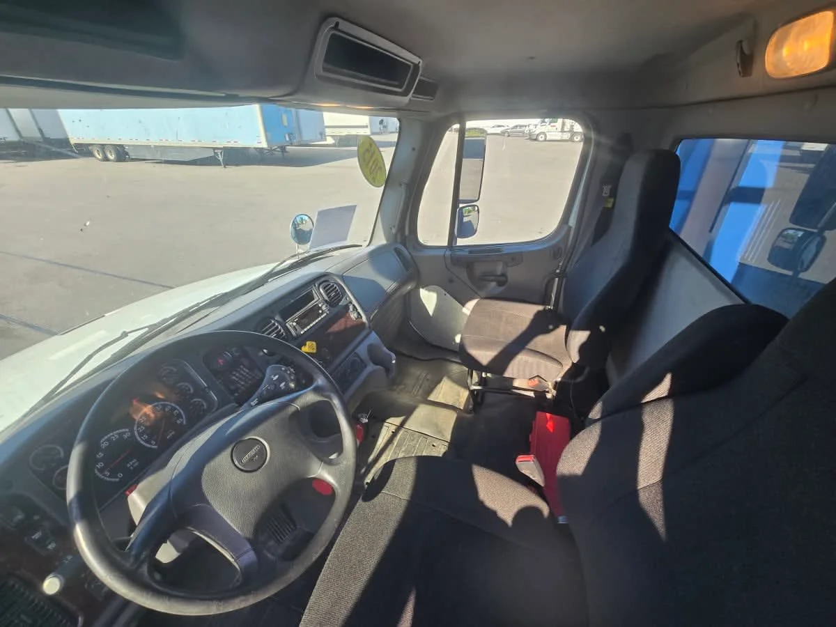 2015 Freightliner M2 106 in Tampa, FL — photo 7