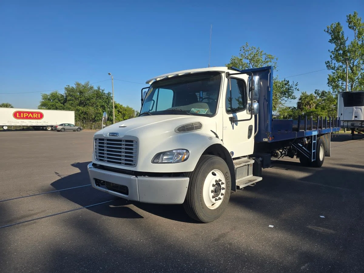 2015 Freightliner M2 106 - image 3
