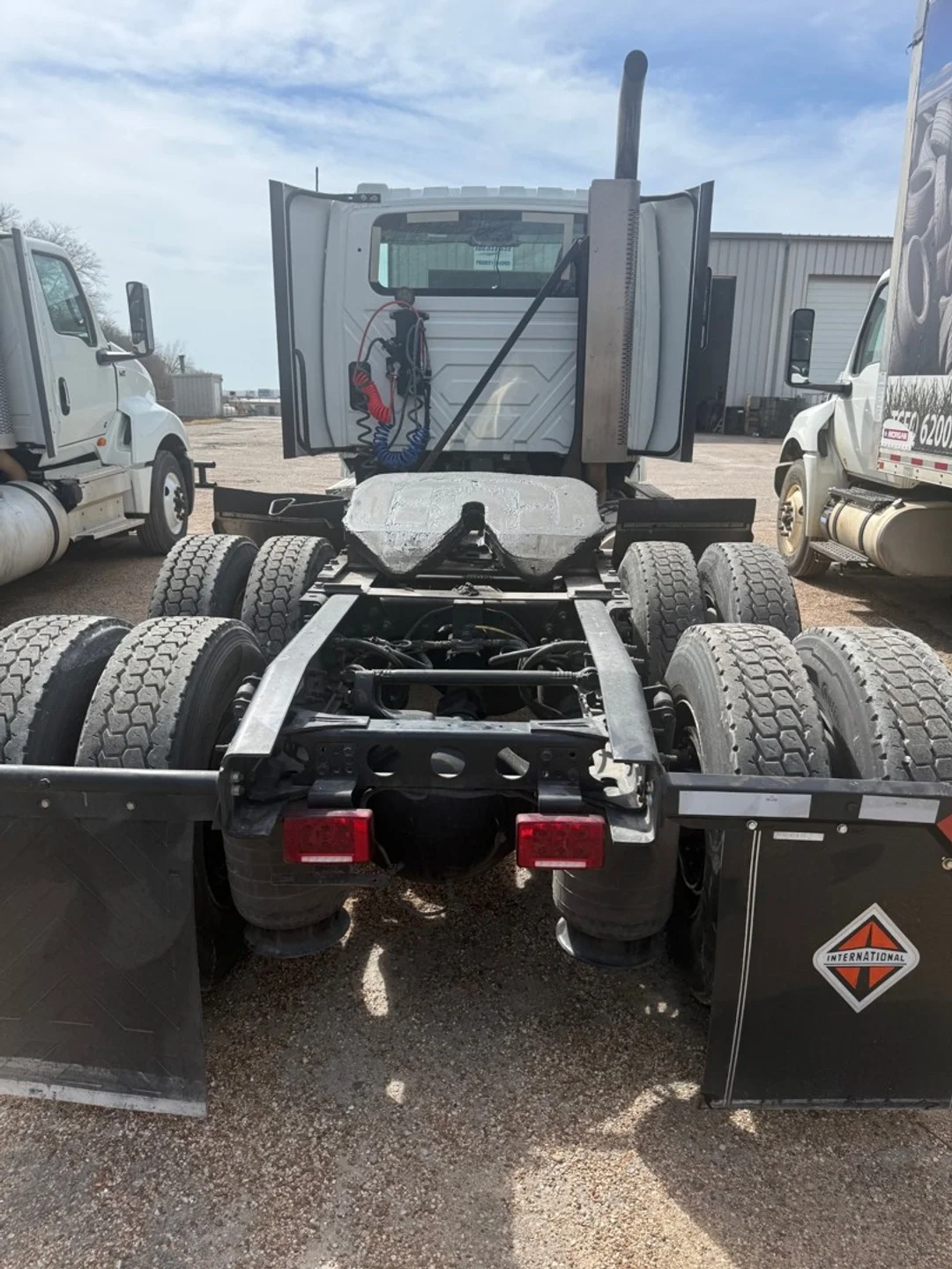 2021 International LT - image 4