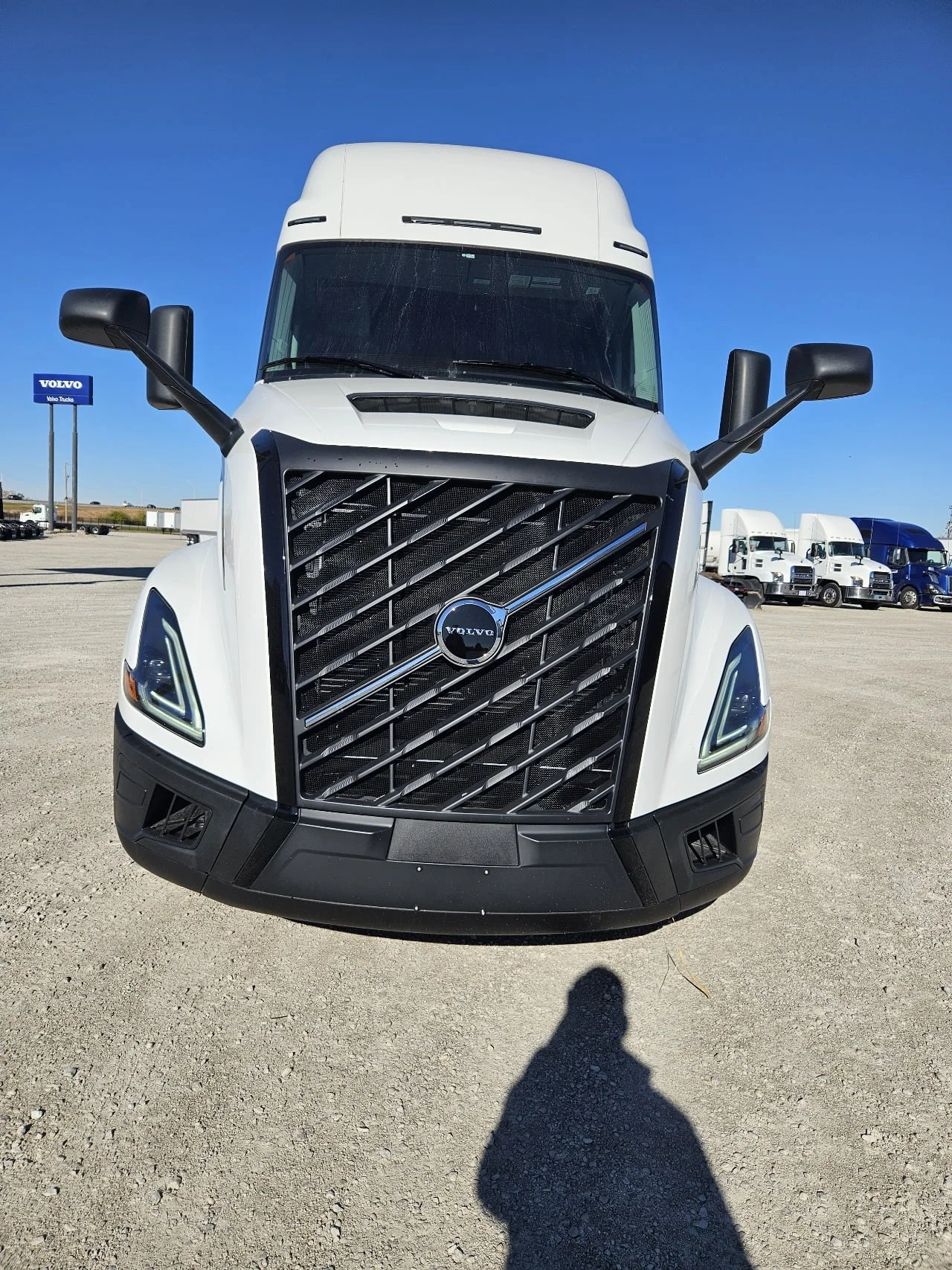 2026 Volvo VNL 860 in Indianapolis, IN — photo 2