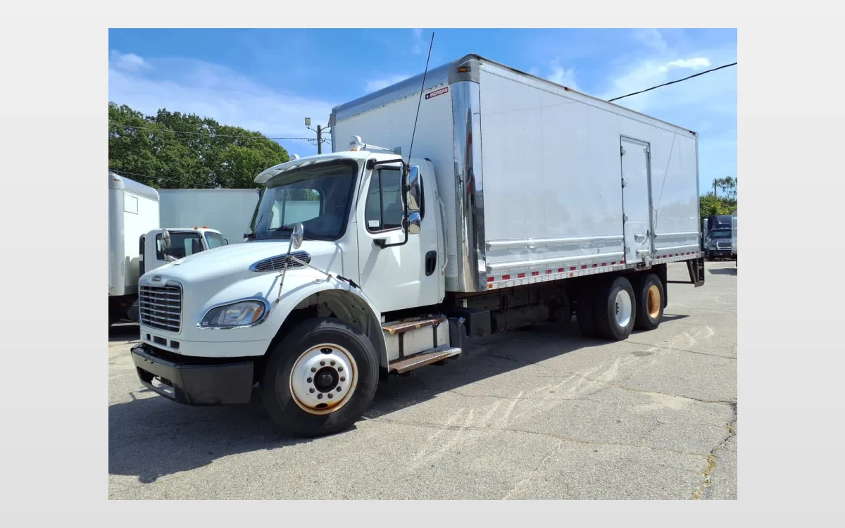 2016 Freightliner M2 106 - image 1