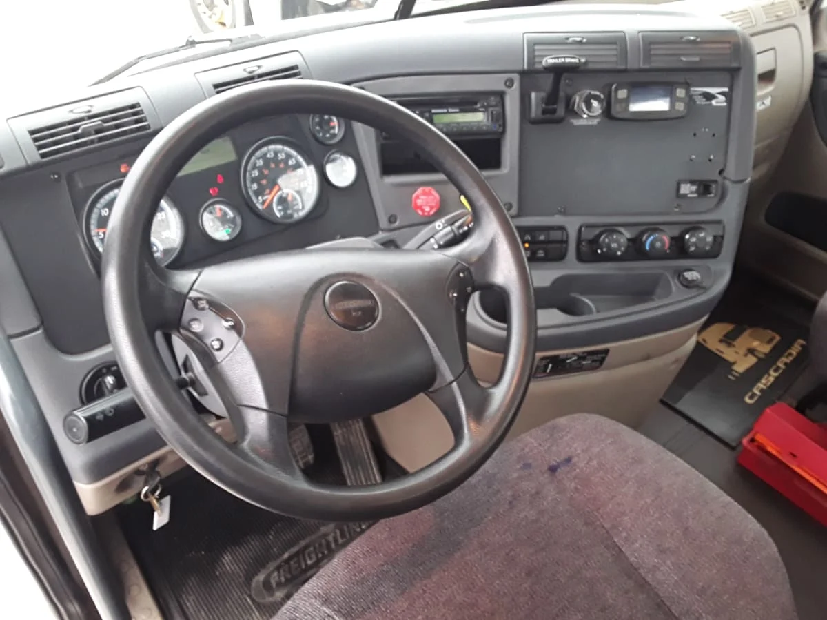2017 Freightliner Cascadia - image 9