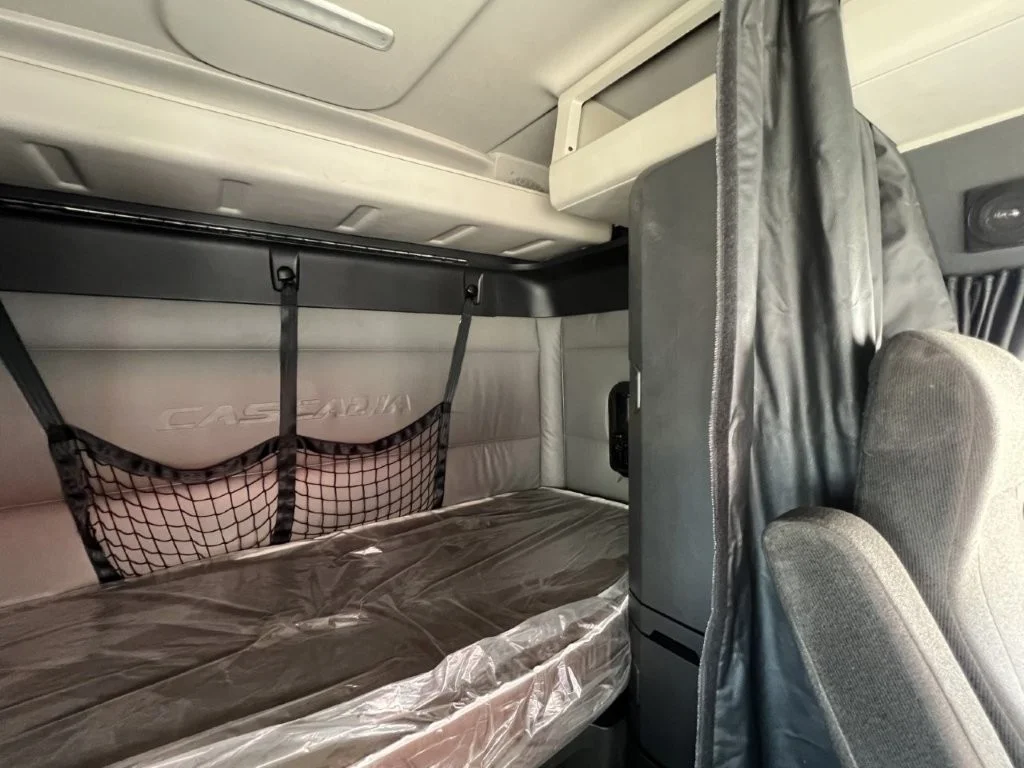 2022 Freightliner Cascadia - image 9