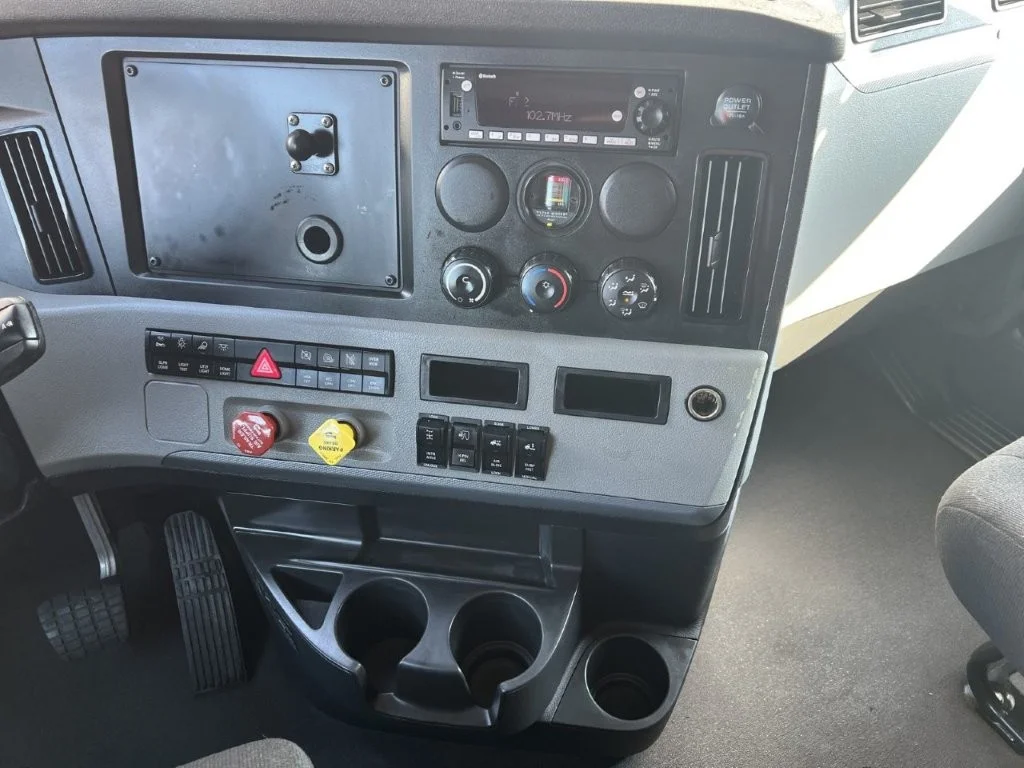 2022 Freightliner Cascadia - image 14