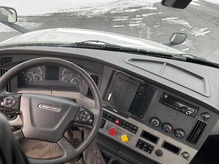 2018 Freightliner Cascadia - image 10